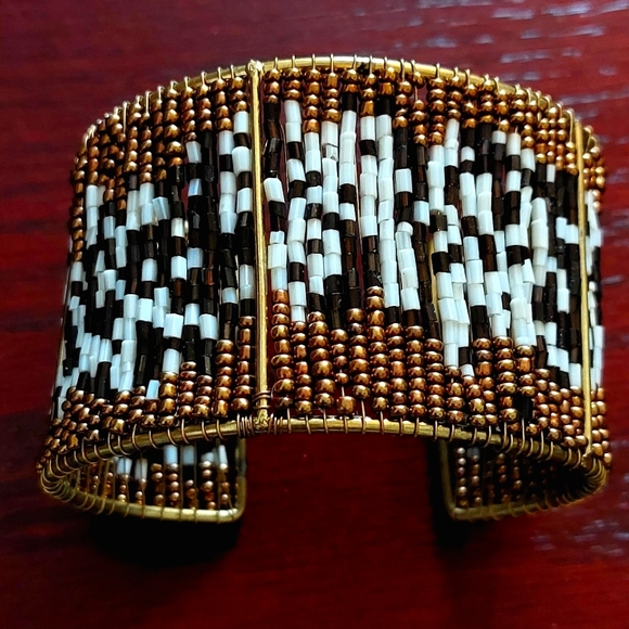 Unique artisanal beaded wire cuff bracelet - Picture 2 of 4